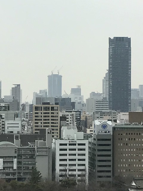 大阪城天守閣から望む中之島タワー