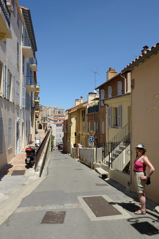 1097-20160524_Cannes-Cote d'Azur-France-looking N down lower section of Rue du Mont Chevalier-Julia Kaye<br/>© <a href="https://flickr.com/people/25326534@N05" target="_blank" rel="nofollow">25326534@N05</a> (<a href="https://flickr.com/photo.gne?id=32447242043" target="_blank" rel="nofollow">Flickr</a>)