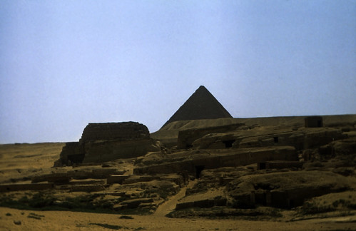 Ägypten 1983 (23) Gizeh: Grab der Chentkaus I. und Mykerinospyramide • <a style="font-size:0.8em;" href="http://www.flickr.com/photos/69570948@N04/22622689207/" target="_blank">Auf Flickr ansehen</a>