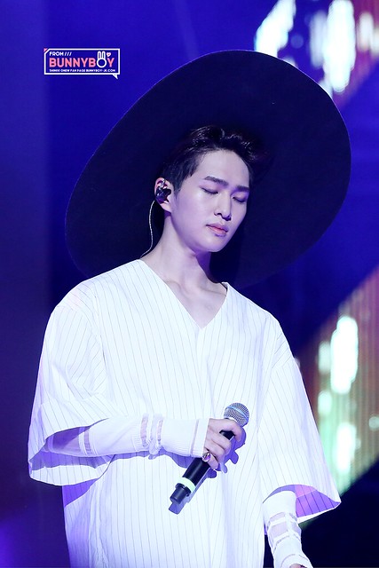 150816 Onew @ 'SHINee World Concert IV in Taipei' 20532649619_26882413ac_z