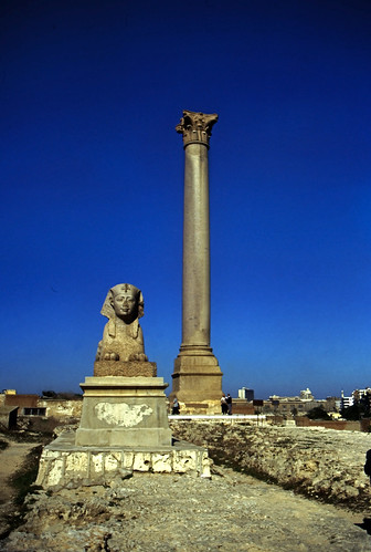 Ägypten 1999 (714) Alexandria: Serapeum • <a style="font-size:0.8em;" href="http://www.flickr.com/photos/69570948@N04/32502219720/" target="_blank">Auf Flickr ansehen</a>