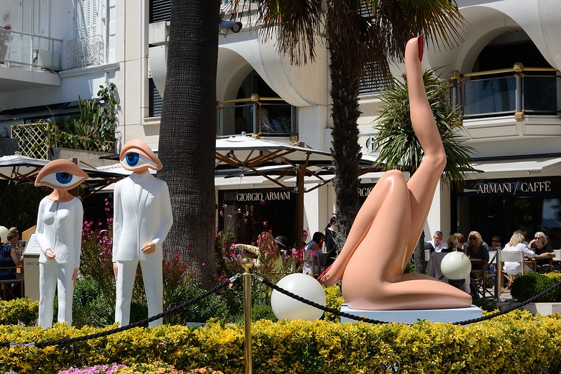 1145-20160524_Cannes-Cote d'Azur-France-sculptured figures by Richard Mas in front of Palais de la Reine (Boulevard de la Croisette)<br/>© <a href="https://flickr.com/people/25326534@N05" target="_blank" rel="nofollow">25326534@N05</a> (<a href="https://flickr.com/photo.gne?id=32447403783" target="_blank" rel="nofollow">Flickr</a>)