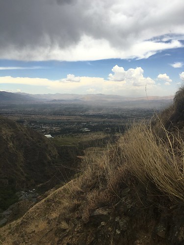 Au loin, Cochabamba paraît tout petit