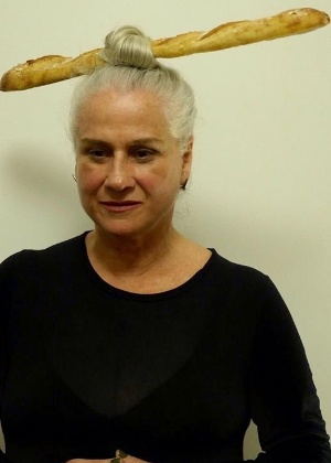 Após camisinha, Vera Holtz cria um coque com baguete