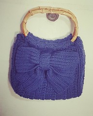 Crochet ribbon bag with bamboo handles. Free pattern from Pierrot #crochet #handmadebag #handmade #crochetersofinstagram #crochetbag #bamboo