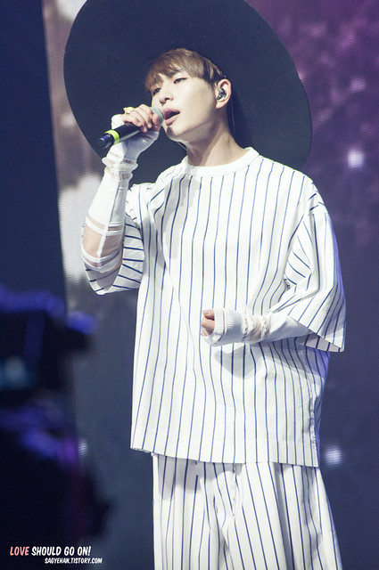 150927 Onew @ 'SHINee World Concert IV in Bangkok' 21904776772_609765dccb_z