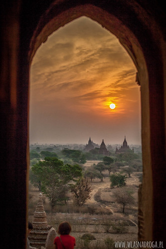 Świątynie w Bagan o poranku