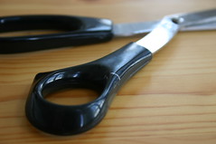 Anglų lietuvių žodynas. Žodis scissor reiškia v kirpti žirklėmis o scissor off atkirpti, nukirpti; scissor out iškirpti; scissor up sukarpyti lietuviškai.