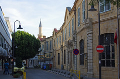 Chypre N Nicosie rue avec vue sur minaret