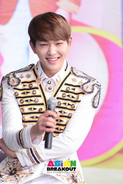 150927 Onew @ 'SHINee World Concert IV in Bangkok' 21585510518_bef4cf0a21_z
