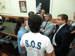 Romário conversa com representantes da Aldeia Imbuhy