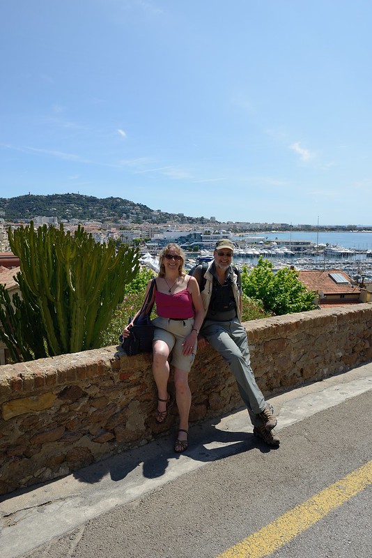 1021-20160524_Cannes-Cote d'Azur-France-Nick & Julia Kaye on Rue Louis Perrissol at top of Old Town-view E beyond to City and Marina<br/>© <a href="https://flickr.com/people/25326534@N05" target="_blank" rel="nofollow">25326534@N05</a> (<a href="https://flickr.com/photo.gne?id=33261541715" target="_blank" rel="nofollow">Flickr</a>)