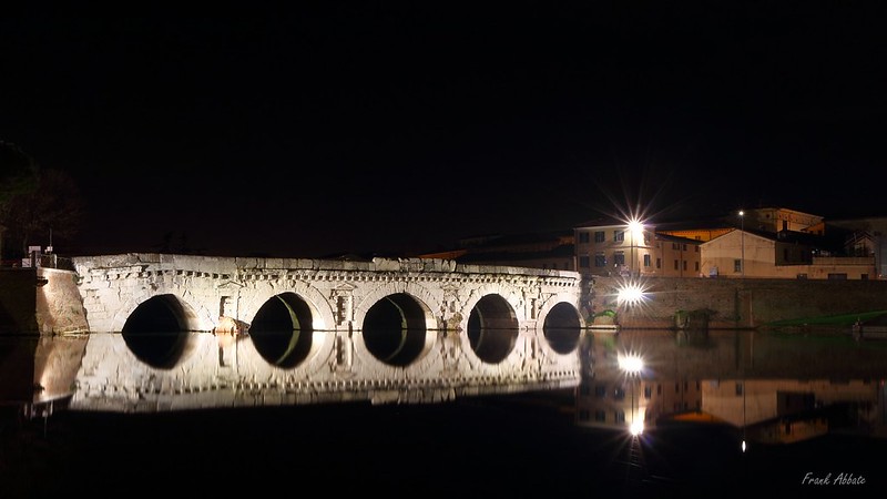 The Tiberius Bridge at night<br/>© <a href="https://flickr.com/people/144803404@N08" target="_blank" rel="nofollow">144803404@N08</a> (<a href="https://flickr.com/photo.gne?id=40955984091" target="_blank" rel="nofollow">Flickr</a>)