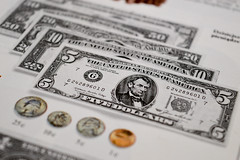 Anglų lietuvių žodynas. Žodis five dollar bill reiškia penkių dolerių kupiūrą lietuviškai.