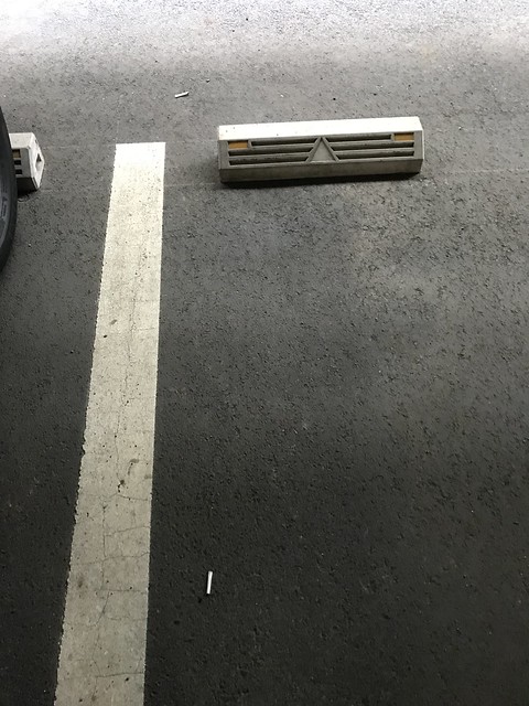 駐車場にたくさんのタバコのポイ捨て、、、...