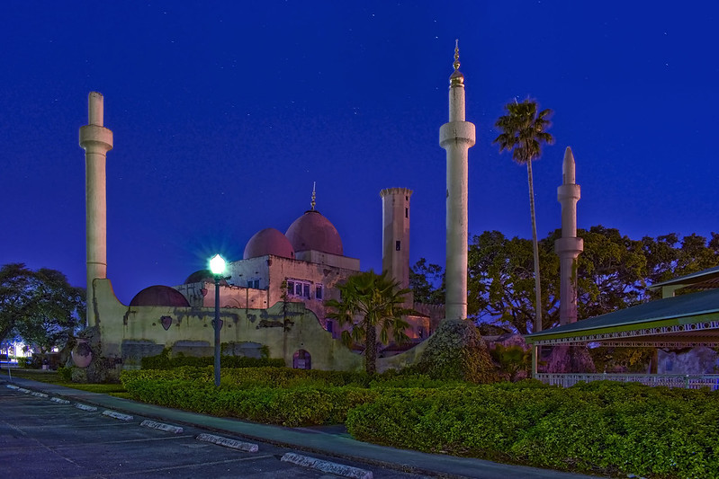Opa Locka City Hall, 777 Sharazad Boulevard, Opa Locka, Miami-Dade Couny, Florida, USA / Architect: Bernhardt Muller / Completed: 1926 / Architectural Style: Moorish Revival architecture<br/>© <a href="https://flickr.com/people/126251698@N03" target="_blank" rel="nofollow">126251698@N03</a> (<a href="https://flickr.com/photo.gne?id=40089050995" target="_blank" rel="nofollow">Flickr</a>)