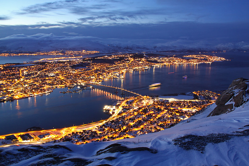 Tromsø at Dusk<br/>© <a href="https://flickr.com/people/76051349@N00" target="_blank" rel="nofollow">76051349@N00</a> (<a href="https://flickr.com/photo.gne?id=27066108438" target="_blank" rel="nofollow">Flickr</a>)