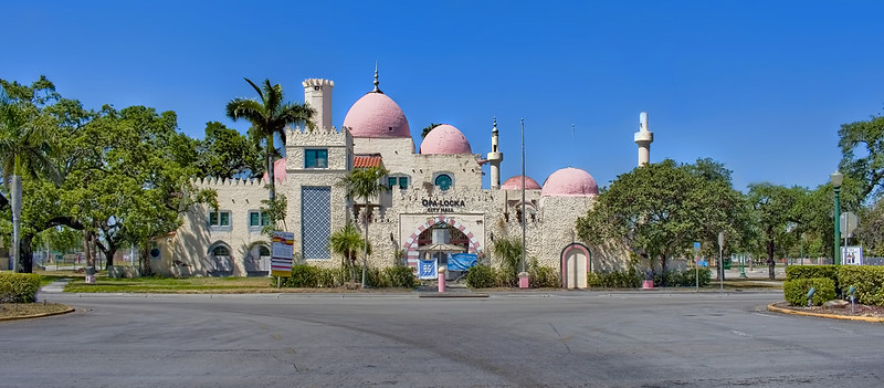 Opa Locka City Hall, 777 Sharazad Boulevard, Opa Locka, Miami-Dade Couny, Florida, USA / Architect: Bernhardt Muller / Completed: 1926 / Architectural Style: Moorish Revival architecture<br/>© <a href="https://flickr.com/people/126251698@N03" target="_blank" rel="nofollow">126251698@N03</a> (<a href="https://flickr.com/photo.gne?id=40864598562" target="_blank" rel="nofollow">Flickr</a>)