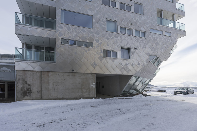 Arquitectura compemporánea en Tromsø<br/>© <a href="https://flickr.com/people/28754568@N02" target="_blank" rel="nofollow">28754568@N02</a> (<a href="https://flickr.com/photo.gne?id=27853661708" target="_blank" rel="nofollow">Flickr</a>)