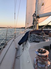 Gibt es etwas Schöneres, als nach der Uni entspannt dem Sonnenuntergang entgegen zu segeln? Mit unserem Boot kein Problem. Wenn du auch mal dabei sein möchtest (Studenten), schreib uns eine kurze Nachricht. Mittwochs ist generell Segelabend, aber wir mach