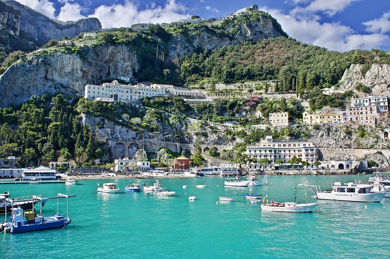 A beautiful day in Amalfi<br/>© <a href="https://flickr.com/people/79822840@N04" target="_blank" rel="nofollow">79822840@N04</a> (<a href="https://flickr.com/photo.gne?id=41491730162" target="_blank" rel="nofollow">Flickr</a>)