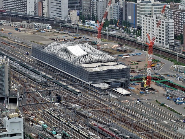 山手線新駅は、ガラスの大屋根が掛かり始め...