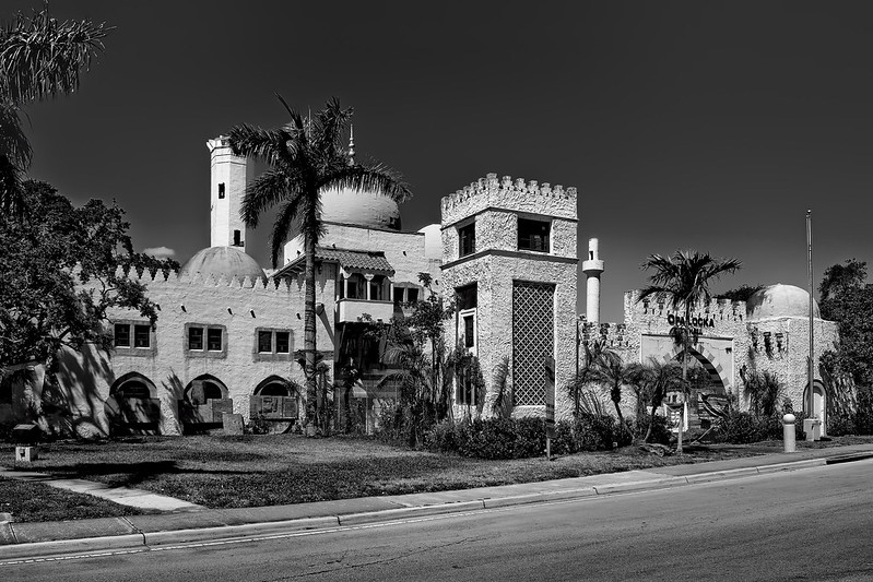 Opa Locka City Hall, 777 Sharazad Boulevard, Opa Locka, Miami-Dade Couny, Florida, USA / Architect: Bernhardt Muller / Completed: 1926 / Architectural Style: Moorish Revival architecture<br/>© <a href="https://flickr.com/people/126251698@N03" target="_blank" rel="nofollow">126251698@N03</a> (<a href="https://flickr.com/photo.gne?id=39233161690" target="_blank" rel="nofollow">Flickr</a>)