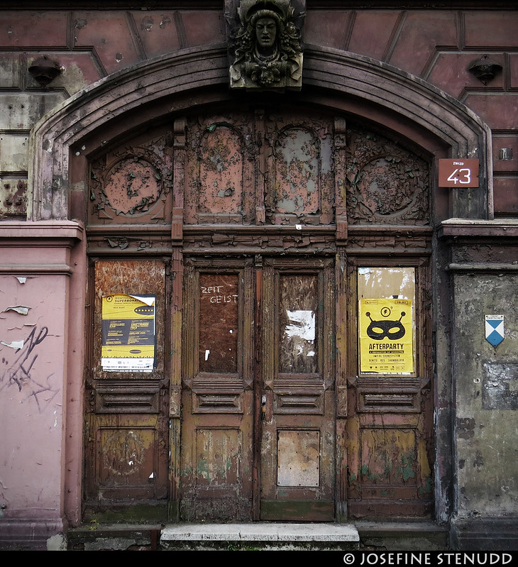 20170629_3 Wide old door | Katowice, Poland<br/>© <a href="https://flickr.com/people/72616463@N00" target="_blank" rel="nofollow">72616463@N00</a> (<a href="https://flickr.com/photo.gne?id=42097523172" target="_blank" rel="nofollow">Flickr</a>)