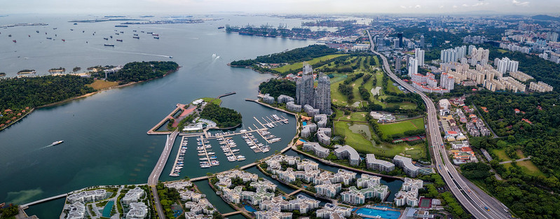 Aerial view of keppel bay with modern residence in Singapore city.<br/>© <a href="https://flickr.com/people/146373865@N04" target="_blank" rel="nofollow">146373865@N04</a> (<a href="https://flickr.com/photo.gne?id=28693978047" target="_blank" rel="nofollow">Flickr</a>)