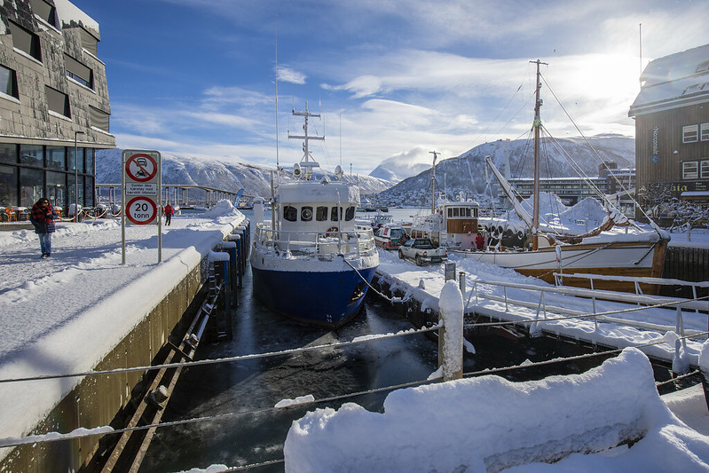 Mar y buques en Tromsø<br/>© <a href="https://flickr.com/people/28754568@N02" target="_blank" rel="nofollow">28754568@N02</a> (<a href="https://flickr.com/photo.gne?id=39794256740" target="_blank" rel="nofollow">Flickr</a>)