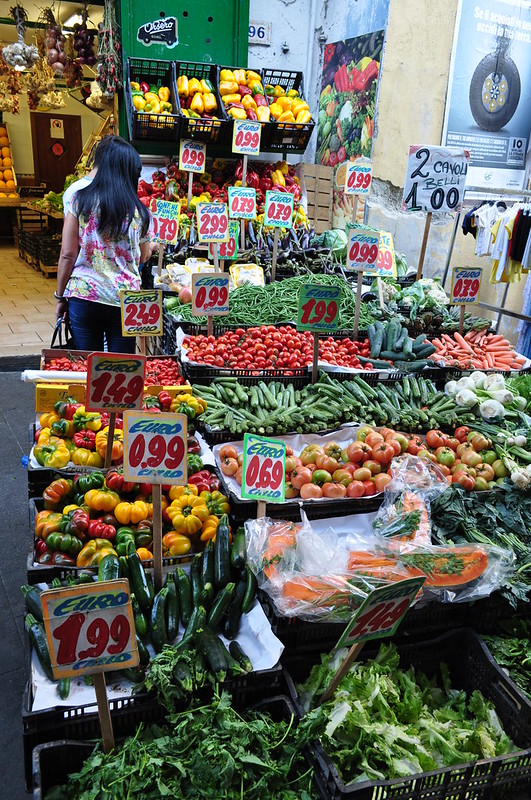 Chez le marchand de fruits et légumes, via Santa Teresa degli Scalsi, , Naples, Campanie, Italie.<br/>© <a href="https://flickr.com/people/50879678@N03" target="_blank" rel="nofollow">50879678@N03</a> (<a href="https://flickr.com/photo.gne?id=41585782512" target="_blank" rel="nofollow">Flickr</a>)