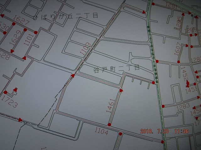 添付の市道の地図では、真ん中の木（十字路...