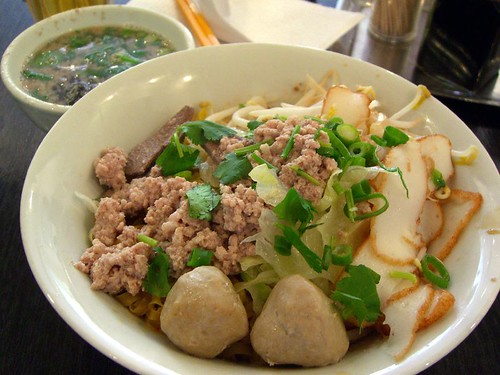 Noodles tossed with minced meat - Singapore Chom Chom by avlxyz.