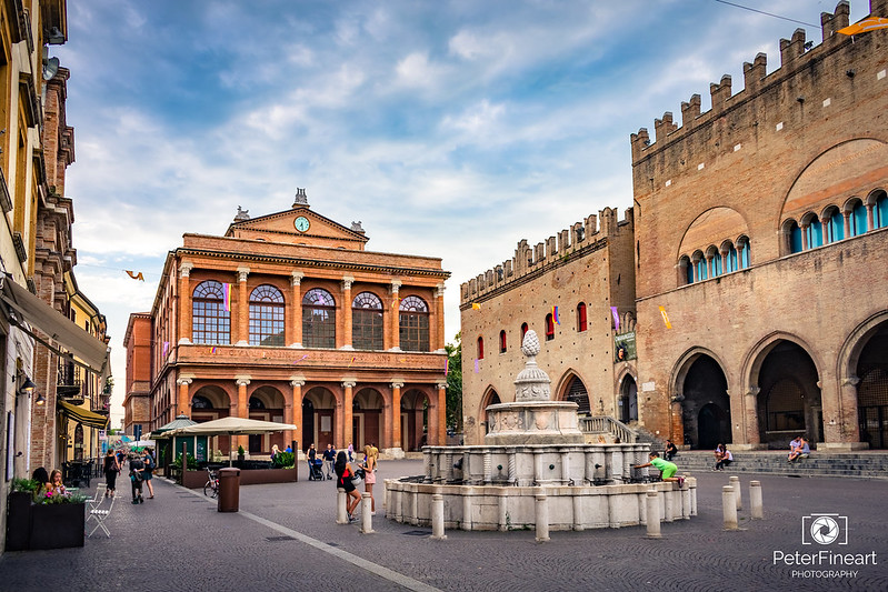 Cavour Square in Rimini, Italy<br/>© <a href="https://flickr.com/people/141950787@N02" target="_blank" rel="nofollow">141950787@N02</a> (<a href="https://flickr.com/photo.gne?id=42826940665" target="_blank" rel="nofollow">Flickr</a>)