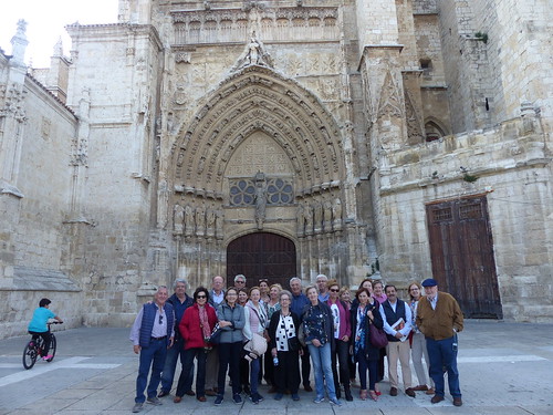 Viaje cultural a Palencia. En la puerta de la Catedral de Palencia • <a style="font-size:0.8em;" href="http://www.flickr.com/photos/85451274@N03/42317762021/" target="_blank">View on Flickr</a>