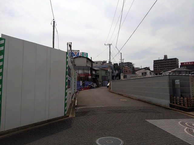 こちらは浄瀧寺とマンションの間にある通り...