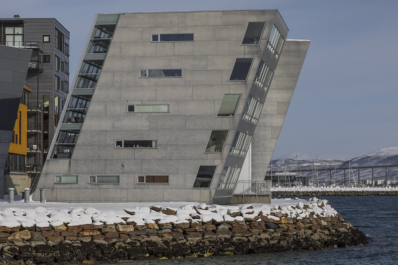 Arquitectura compemporánea en Tromsø<br/>© <a href="https://flickr.com/people/28754568@N02" target="_blank" rel="nofollow">28754568@N02</a> (<a href="https://flickr.com/photo.gne?id=27853650188" target="_blank" rel="nofollow">Flickr</a>)