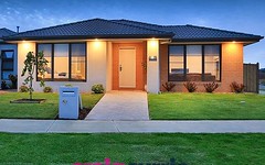 15 THOROUGHBRED Drive, Clyde North VIC