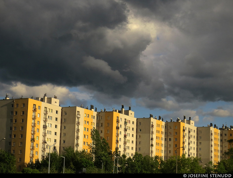 20170629_6k Dark clouds over yellow buildings | Katowice, Poland<br/>© <a href="https://flickr.com/people/72616463@N00" target="_blank" rel="nofollow">72616463@N00</a> (<a href="https://flickr.com/photo.gne?id=42097522522" target="_blank" rel="nofollow">Flickr</a>)