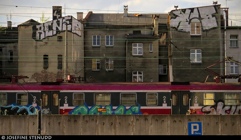20170629_7 Pink train & grey buildings | Katowice, Poland<br/>© <a href="https://flickr.com/people/72616463@N00" target="_blank" rel="nofollow">72616463@N00</a> (<a href="https://flickr.com/photo.gne?id=42097522592" target="_blank" rel="nofollow">Flickr</a>)
