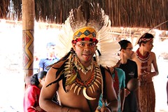 Índio Pataxó dançando