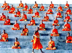 Monjes budistas meditando